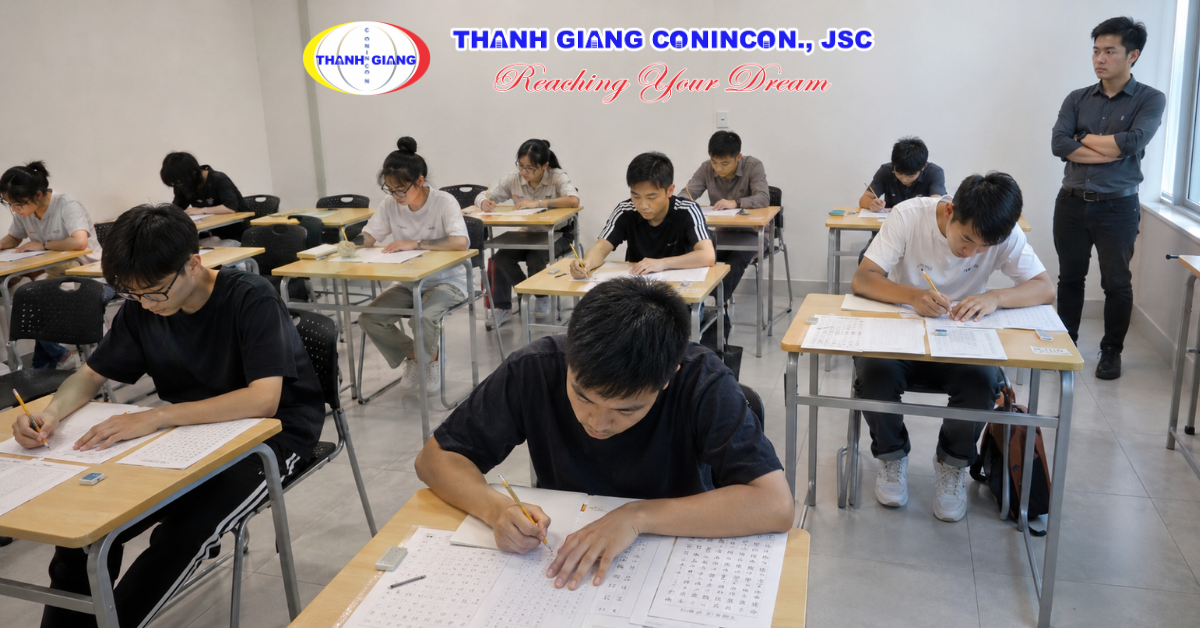 Nhóm du học sinh tham gia kỳ thi đánh giá trình độ tiếng Nhật